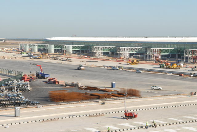Fotografía de los cierres de la fachada de la hoja de la espasa de la nueva terminal T1 del aeropuerto del Prat (Enero de 2008)